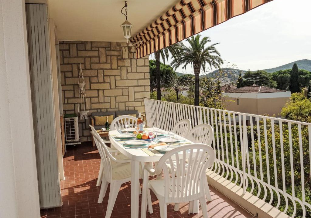Saint-Cyr-sur-Mer Apartment | Apartment Les Palmiers-3 by Interhome