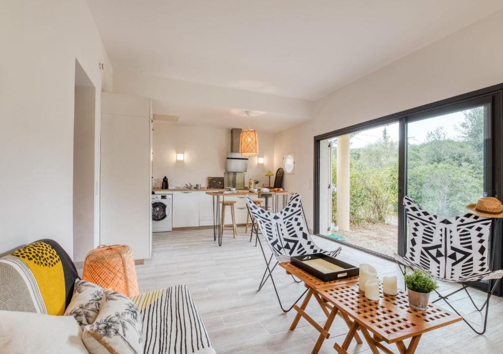 La Croix-Valmer Apartment | Apartment Résidence Le Clos des Lavandes by Interhome