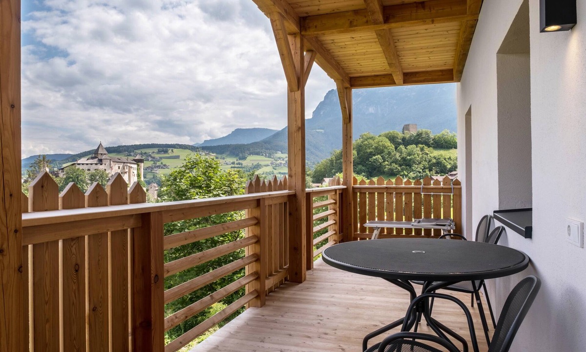 Fie allo Sciliar Apartment | Apartment "Schlosshof Rotkäppchen" with Mountain View, Private Garden & Wi-Fi