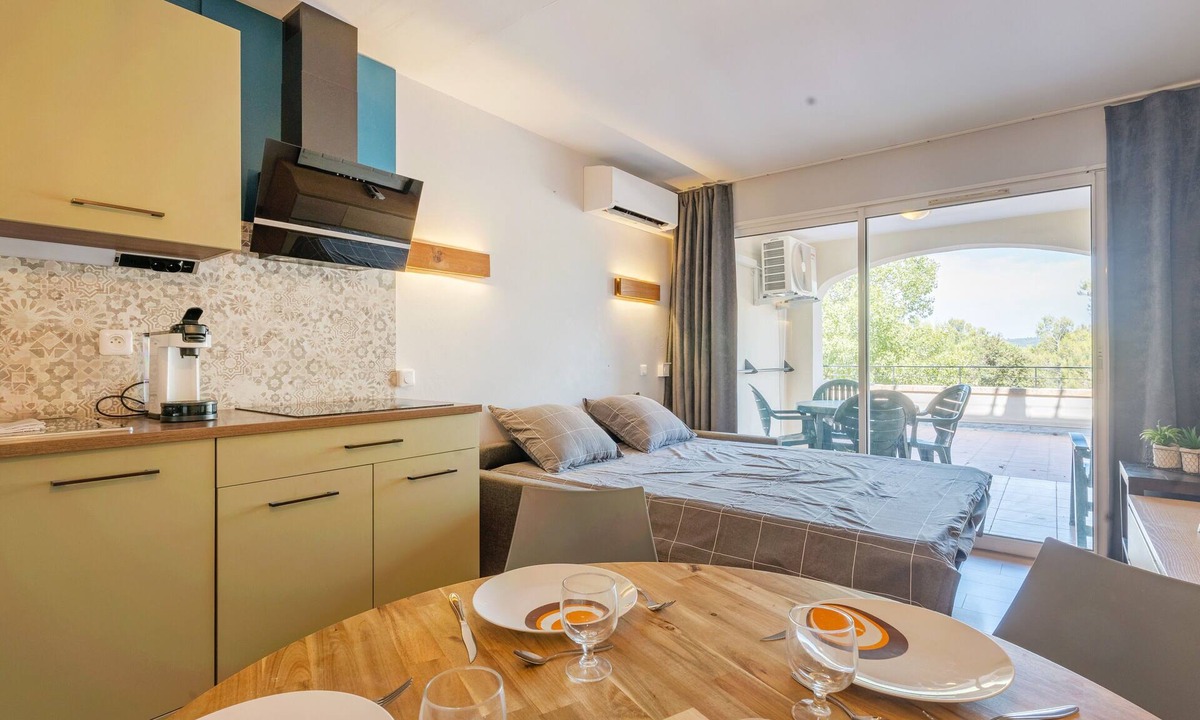 Pont Royal Apartment | Apartment 'Studio Golf De Pont Royal' with Mountain View, Wi-Fi and Air Conditioning
