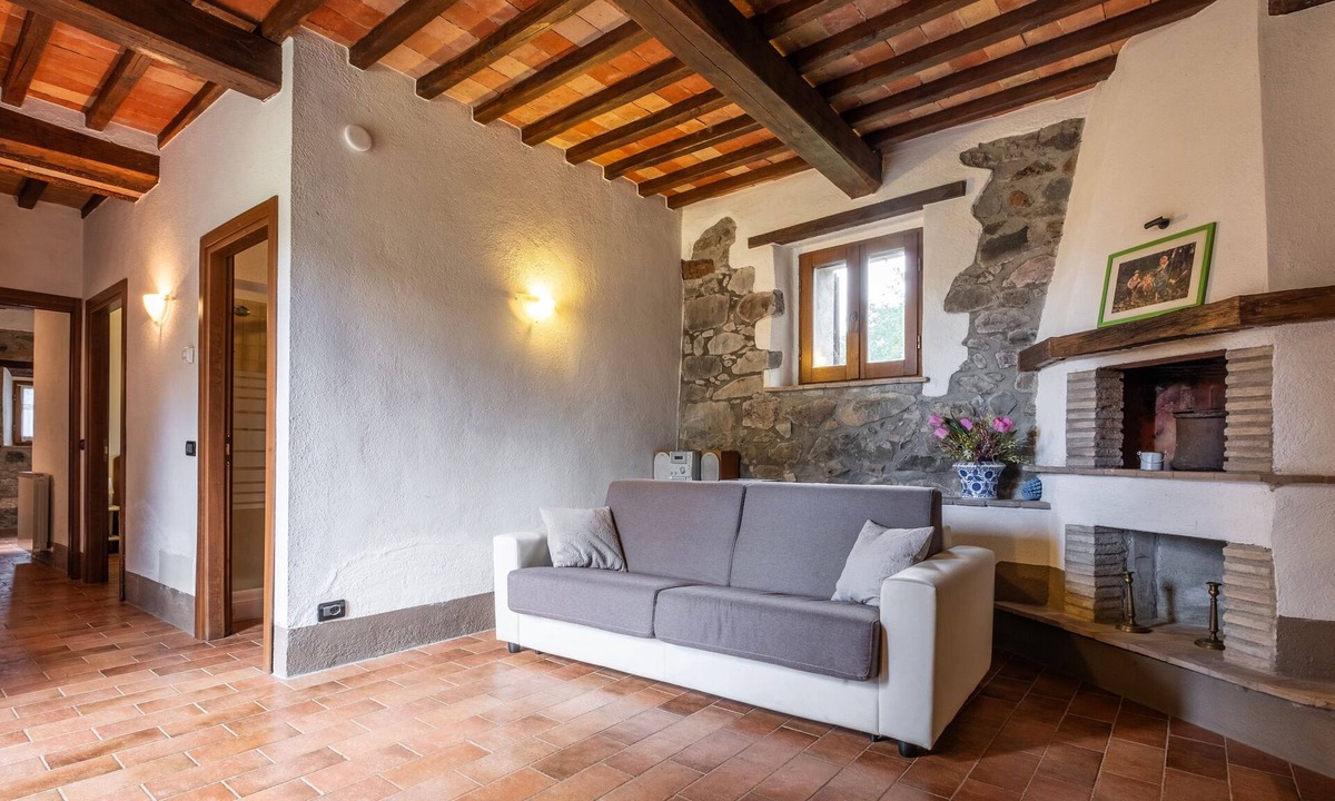 Radicofani Apartment | Apartment 'Terra' with Shared Terrace, Garden, and Wi-Fi