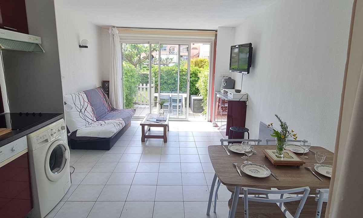 Palavas-les-Flots Apartment | Apartment with terrace & pool