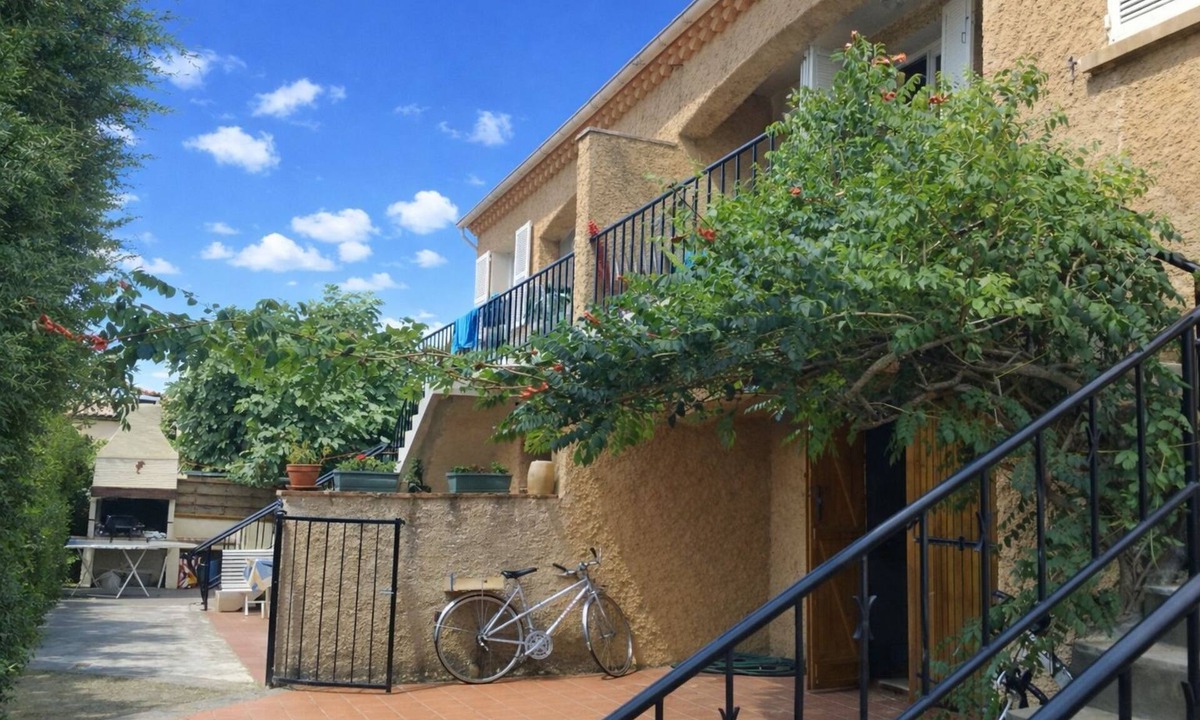 Valras-Plage Apartment | Apartment with balcony upstairs of a villa 300 m from the sea