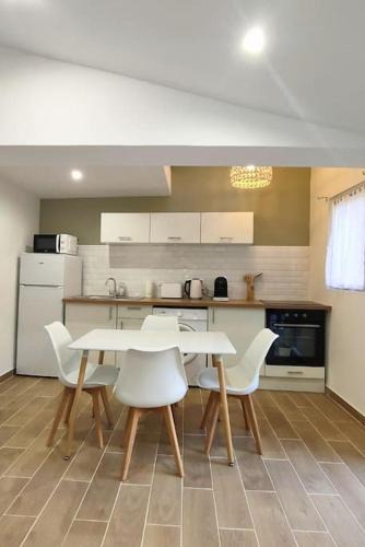 Greoux-les-Bains Apartment | Appartement au cœur du village, climatisé avec extérieur