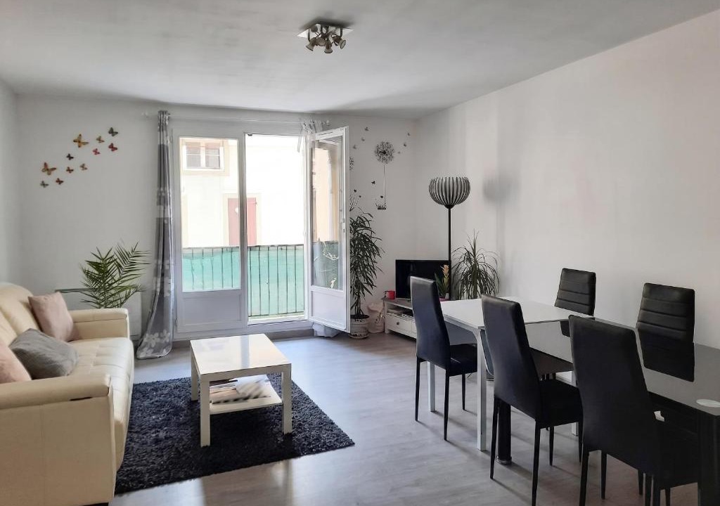 Digne-les-Bains Apartment | Appartement lumineux dans le centre de Digne-les-Bains avec balcon.