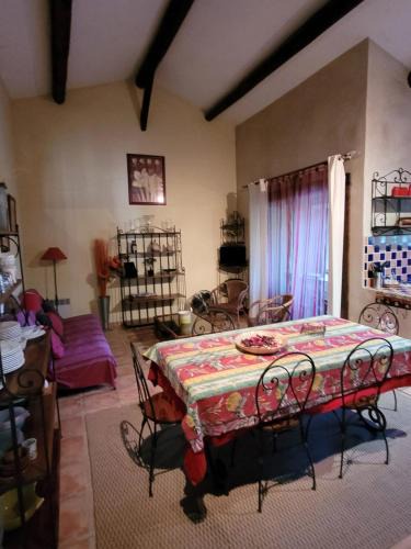 Albaron Apartment | Appartement spacieux à Arles avec piscine et jardin partagé