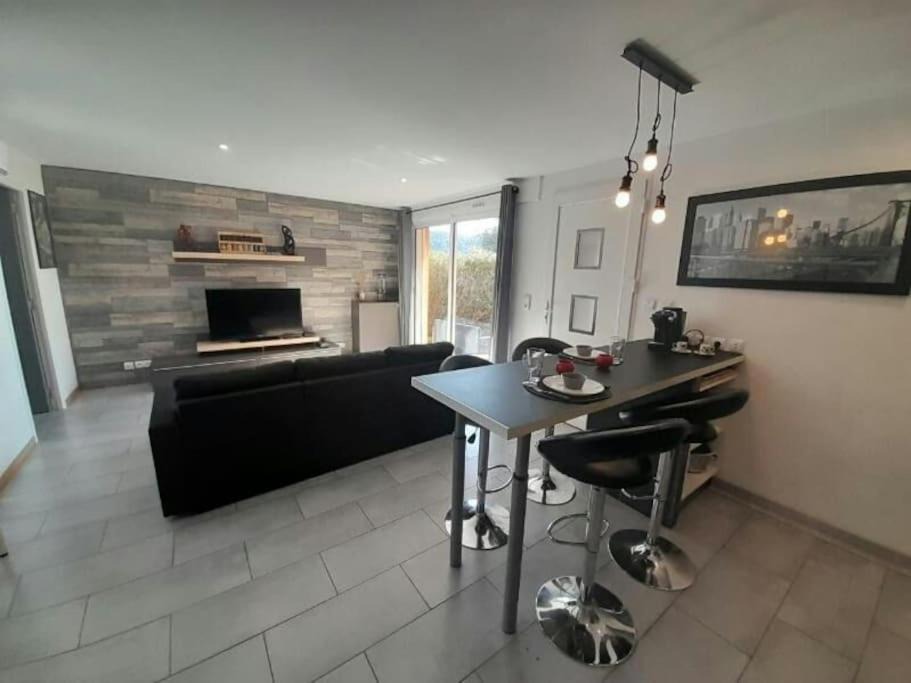 Carros Apartment | Appartement spacieux &très calme. Spacious & very quiet apartment.