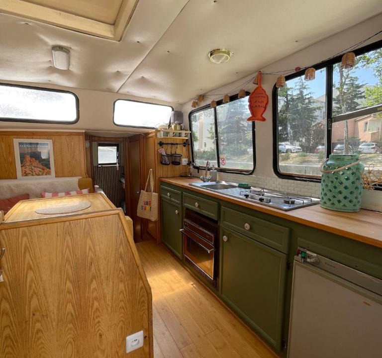 Anatole France Boat Rental | Bateau Erebus - Bohême chic