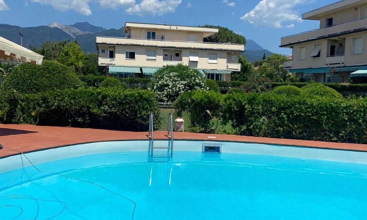Cinquale House | Beachfront Terraced House