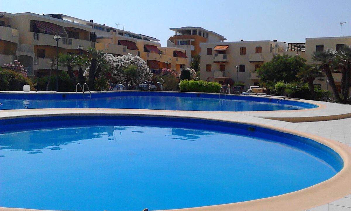 Lido Apartment | Beachfront with pool Eucalyptus garden