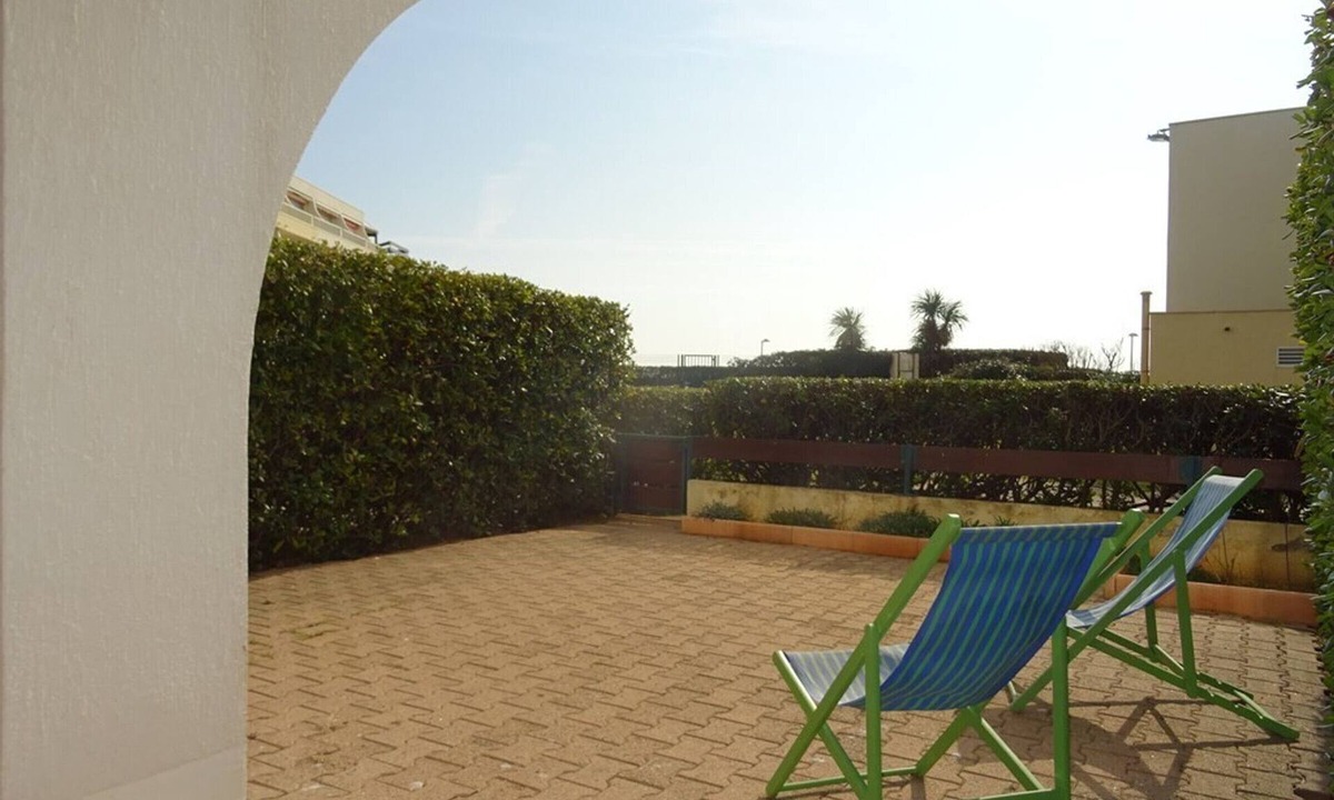 Palavas-les-Flots Apartment | Beachside 2-Bedroom Apartment with Pool Access, Terraces, and Parking in Palavas-les-Flots