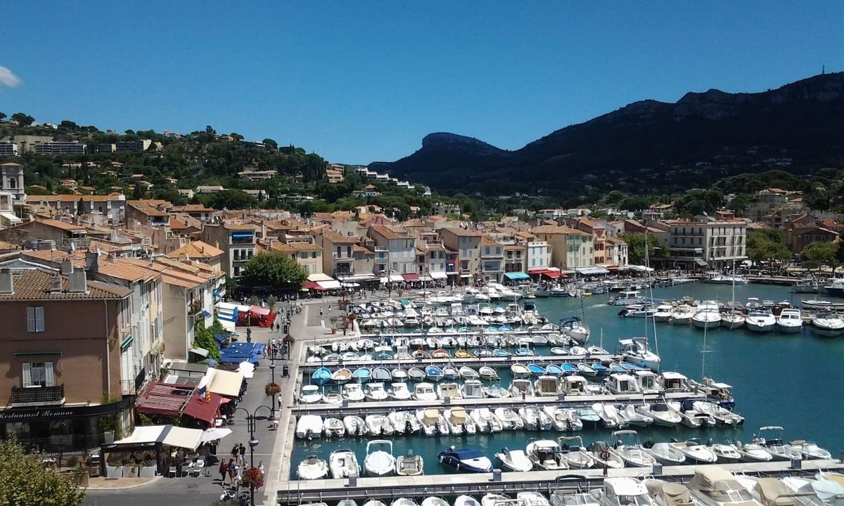 Cassis Apartment | Beautiful and bright apartment with lovely view of Cassis Bay and feet in water