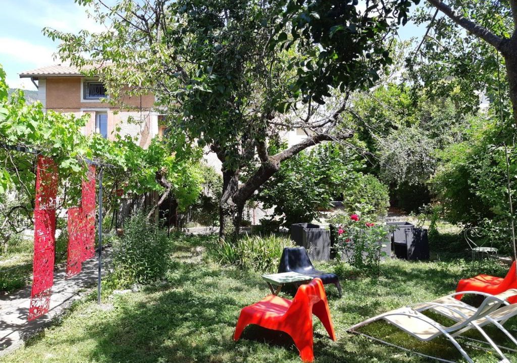 Digne-les-Bains Apartment | Beautiful apartment in Provençal residence with garden and WiFi