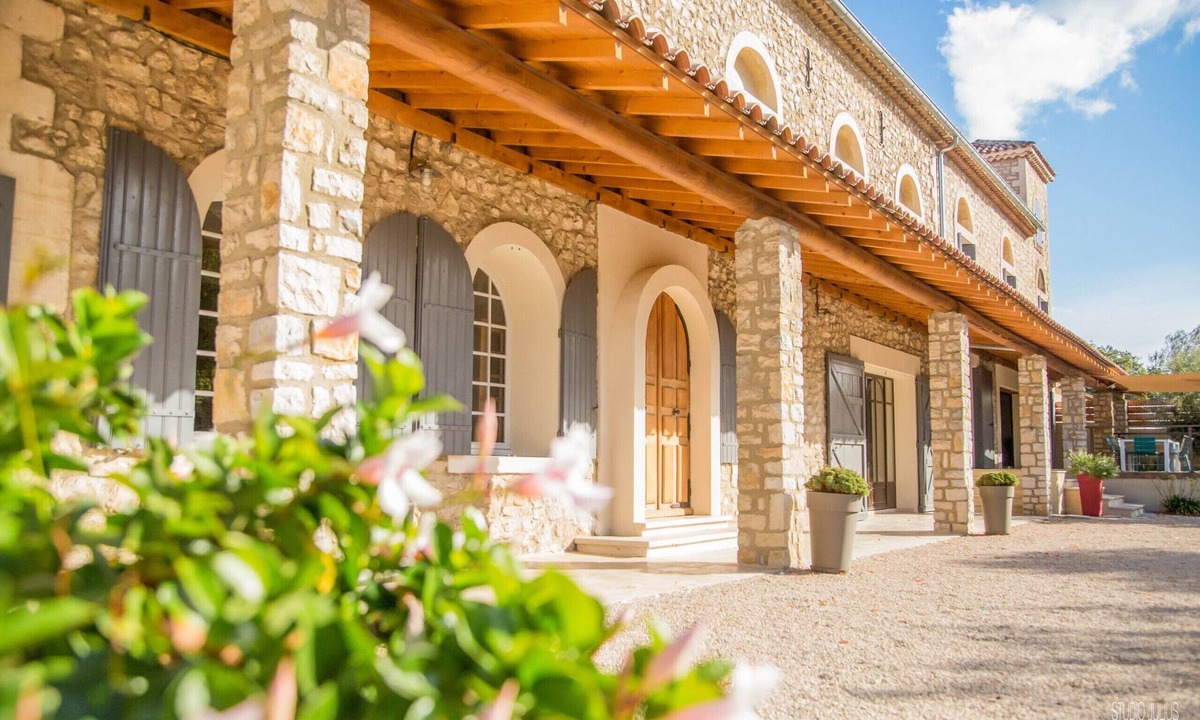 Noves House | Beautiful holiday home in Noves, privat pool, park, pets allowed