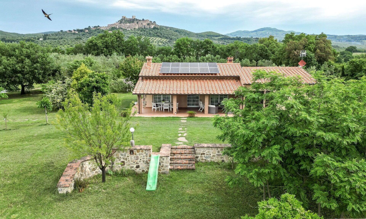 Roccastrada House | Beautiful private villa for 6 guests with A/C, WIFI, TV, patio, pets allowed and panoramic view