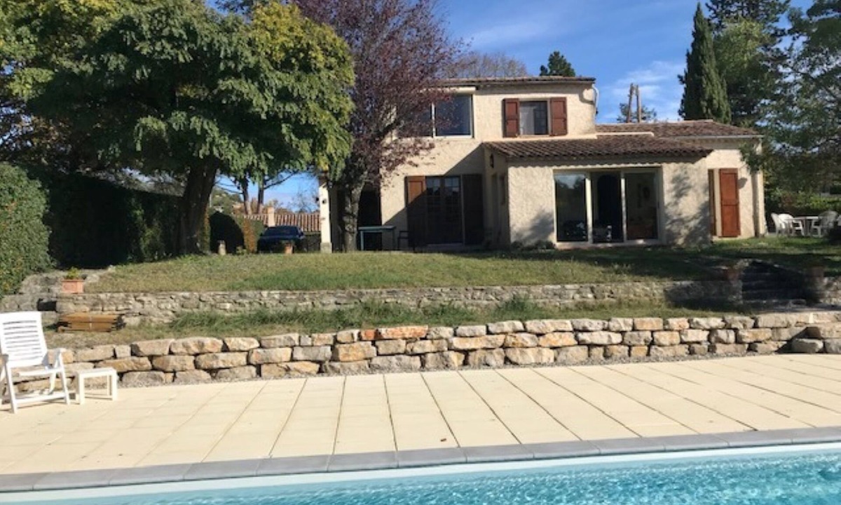 Forcalquier House | Beautiful Provençal villa with swimmingpool in large garden, residential area
