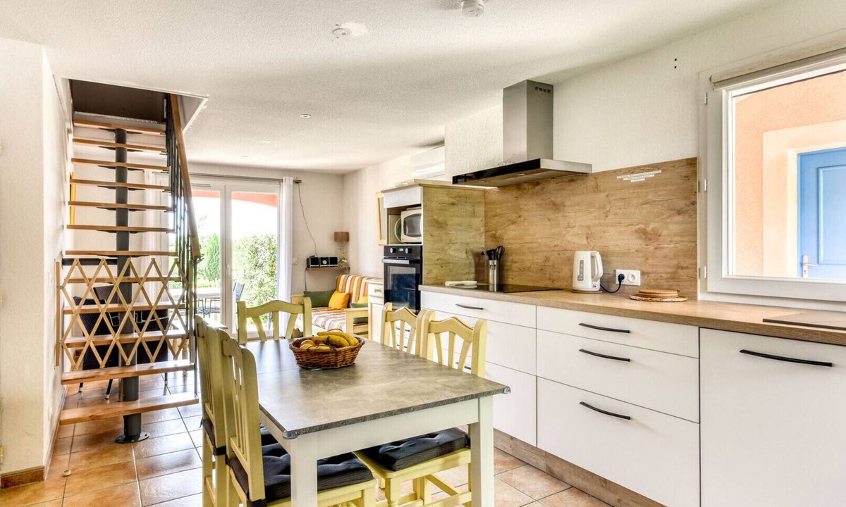 Homps Villa | Beautiful Villa - Sleeps 6 - Family-friendly
