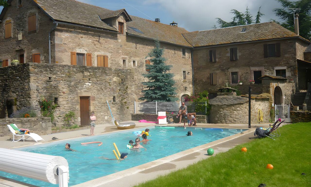 Castelnau-Pegayrols Bed & Breakfast | Bed and Breakfast 'Chambre La Bleuet' with Mountain View, Shared Pool and Wi-Fi