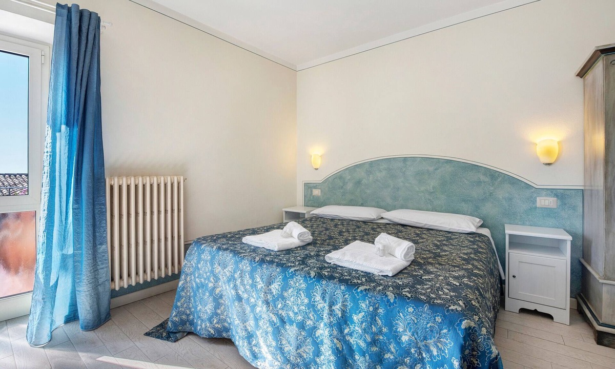 Gaino Bed & Breakfast | Bed and Breakfast 'Giardini Di Corte - Standard' with Lake View, Wi-Fi and Air Conditioning