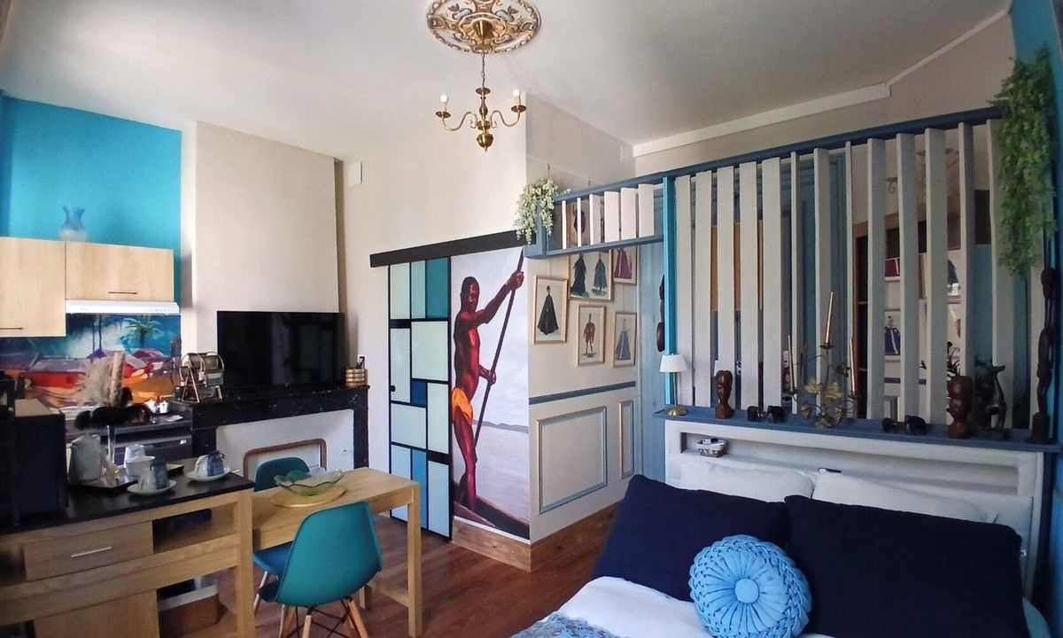 Pont-de-Larn Apartment | Bleu Cosaan: a unique art and memory studio that resembles a theater set.