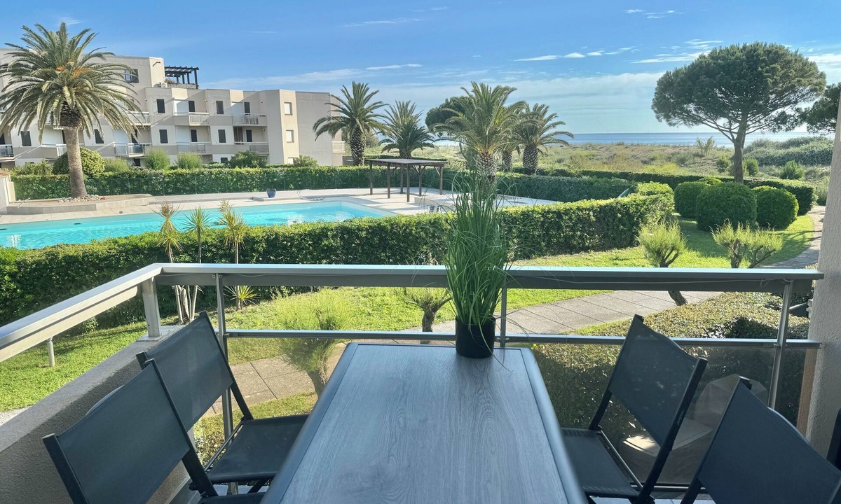 Saint-Cyprien Plage Apartment | Breakfast with sea view - Bright apartment, direct beach.