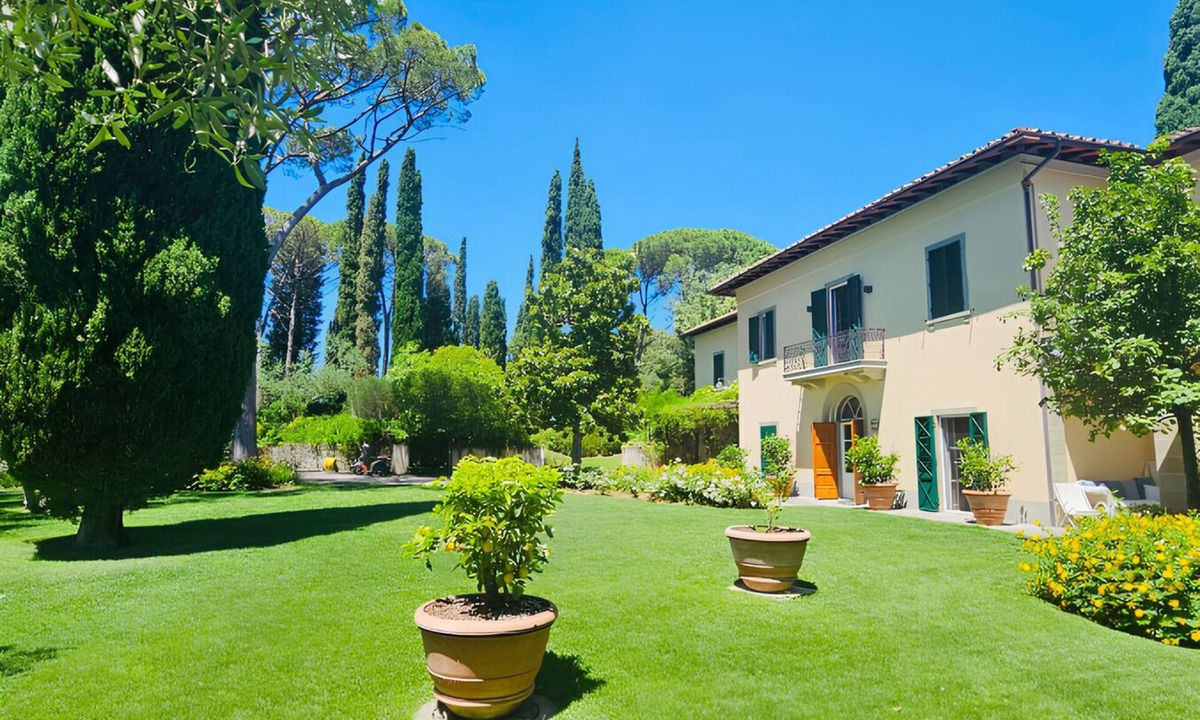 Florence Villa | Breathtaking Villa with stunning pool on the hills overlooking Florence