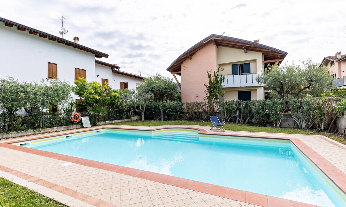 Lazise Apartment | Bright apartment 'Bluemoon' with Pool, Wi-Fi and Air Conditioning