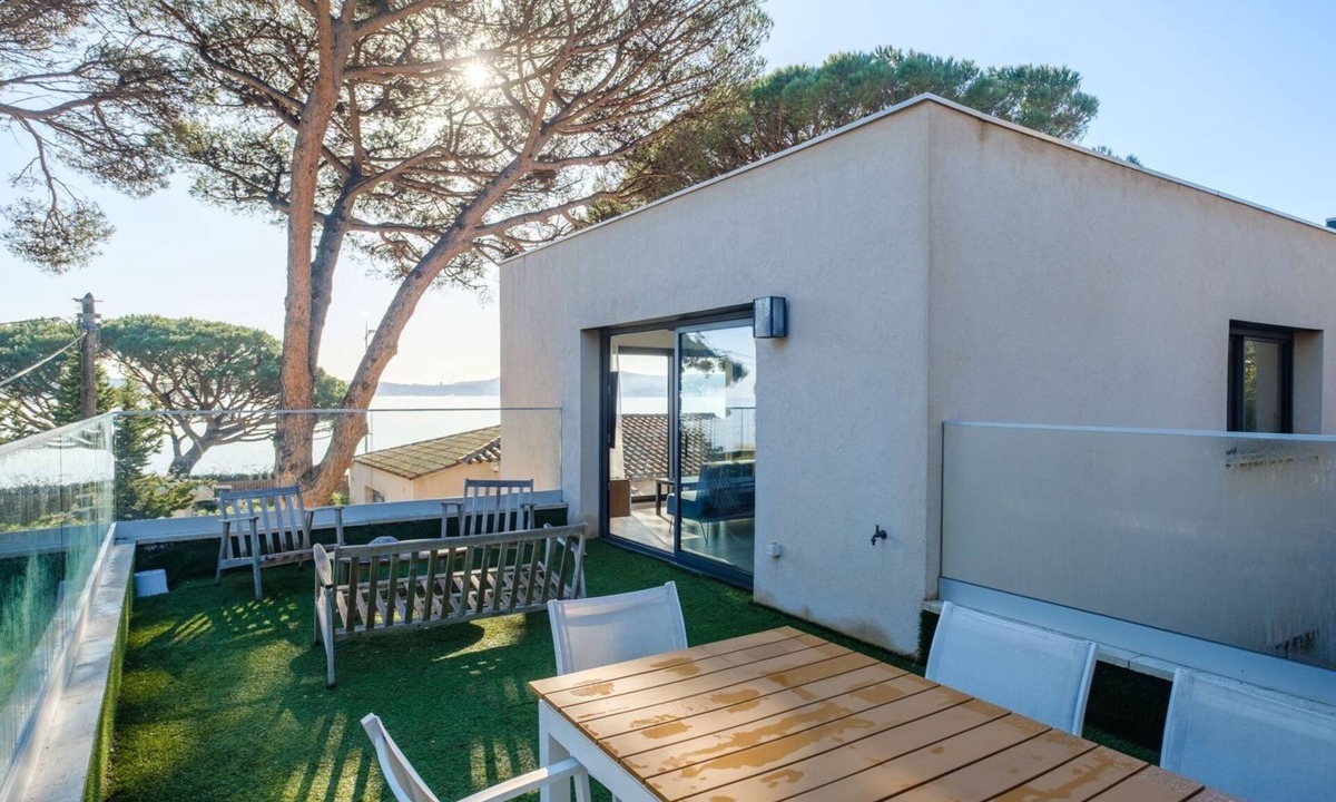 Guerrevieille Apartment | Bright duplex, roof terrace, sea view, beach in front of Golfe de Saint Tropez
