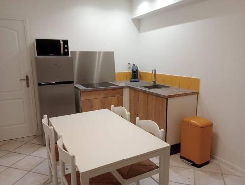 La Crau Apartment | BudgetBnb au centre de la Moutonne