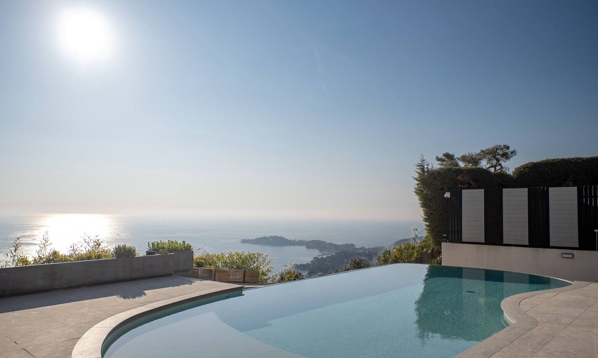 Villefranche-sur-Mer Ski Chalet | Californian hillside villa with sea view