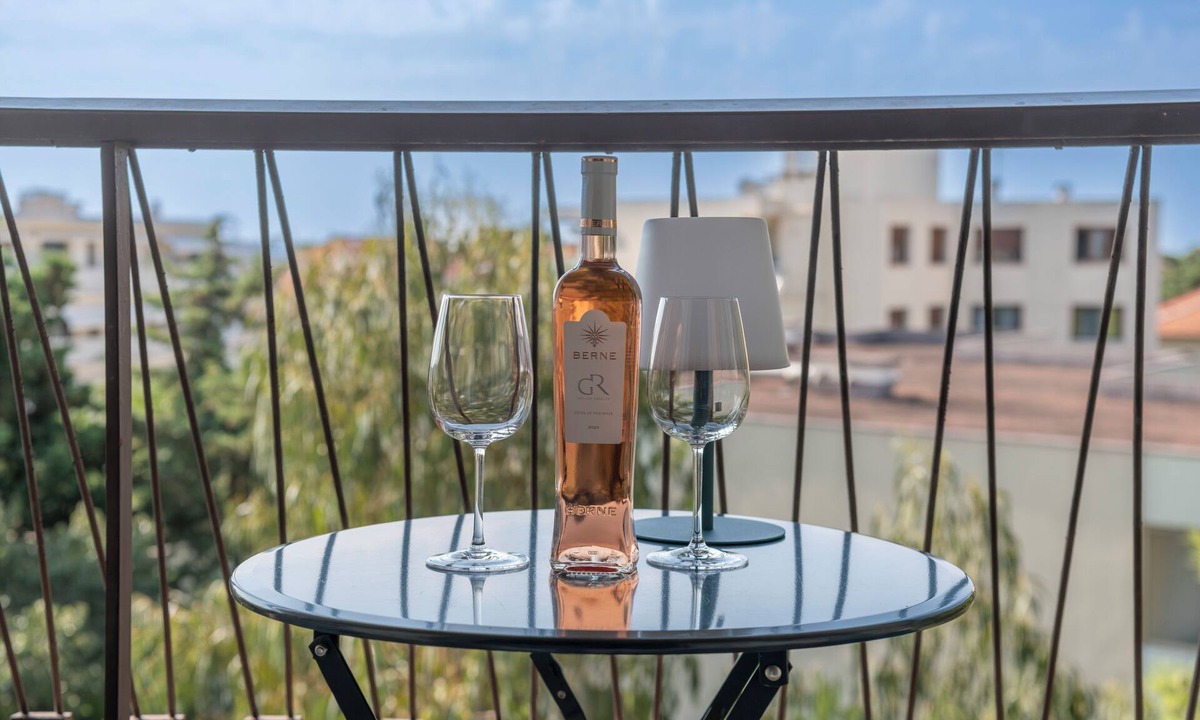 Carnot Apartment | Cannes 2BR Apartment | Walk to Palais & Beach