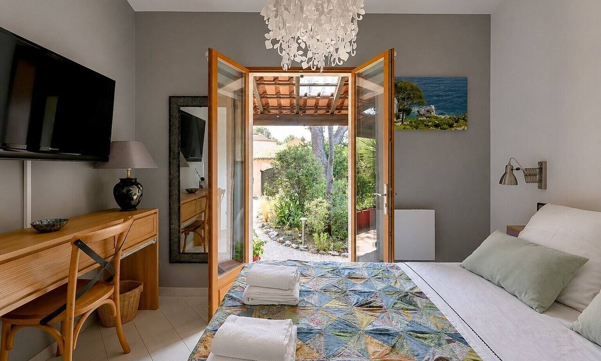 Carnoux-en-Provence Bed & Breakfast | Cap Anguilla, guest room near Cassis