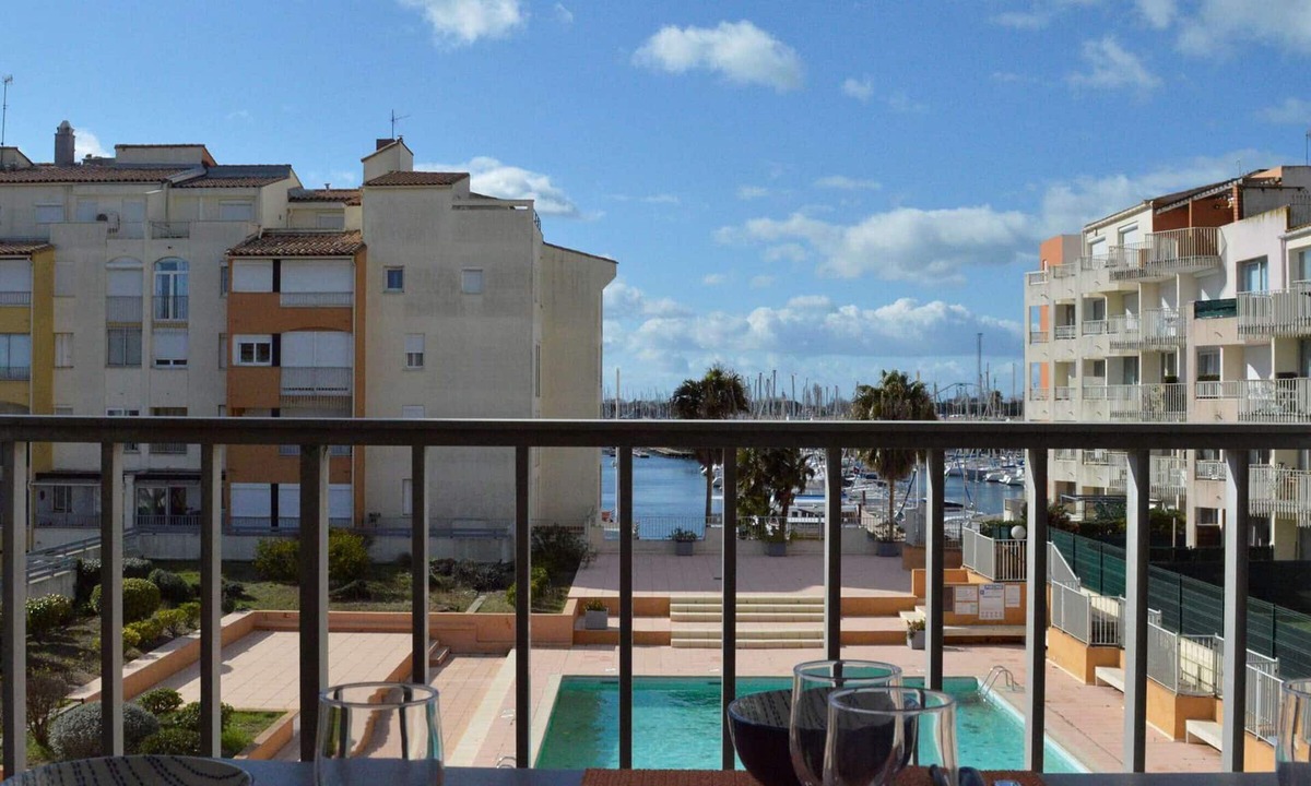 Cap d'Agde Apartment | Cap d'Agde: 2-room apt, cabin, sleeps 6, near beach, loggia, parking