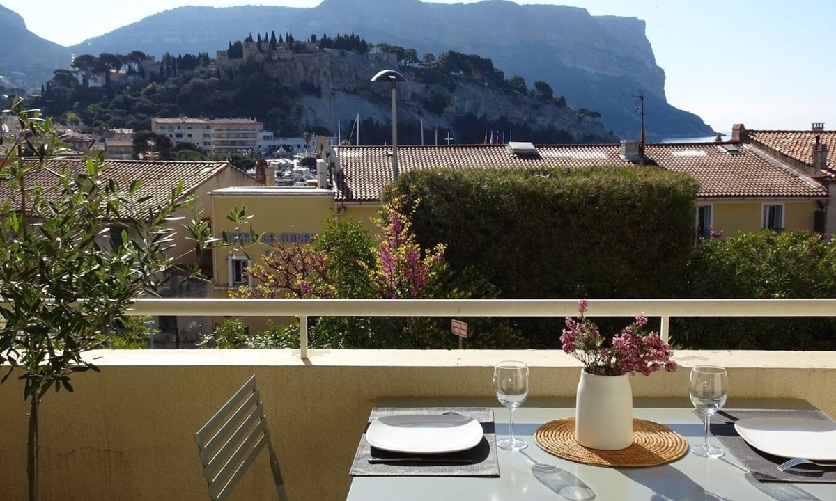 Cassis Apartment | Cassis, downtown: "La Rade" apartment, behind the harbor, nice view, and parking