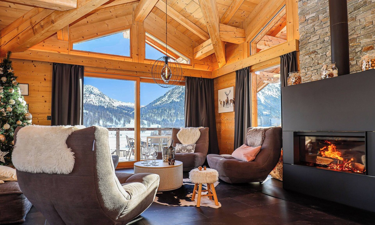 Montgenevre Ski Chalet | Chalet Cerf Blanc - 6 bedrooms - ideal 10 to 16 people - skilockers on slopes