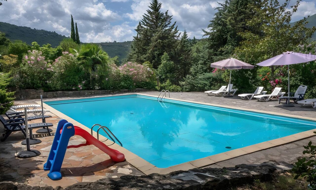 Les Vans Ski Chalet | Chalet "Comfort Shared Pool" with Pool, Shared Terrace, and Wi-Fi