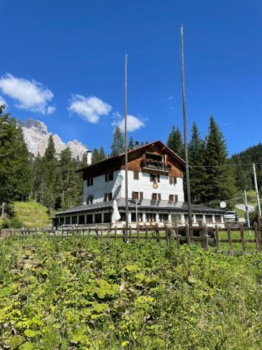 Misurina Ski Chalet | Chalet Cortina for families & friends