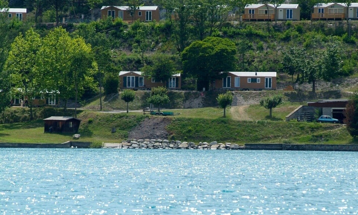 Chorges Ski Chalet | CHALET EDGE OF LAKE GREEN PONCON