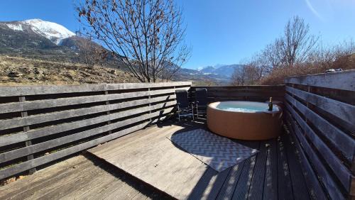 Chateauroux-les-Alpes Apartment | CHALET JACUZZI PRIVE, TERRASSE et VUE MONTAGNE DANS CAMPING 3 ETOILES