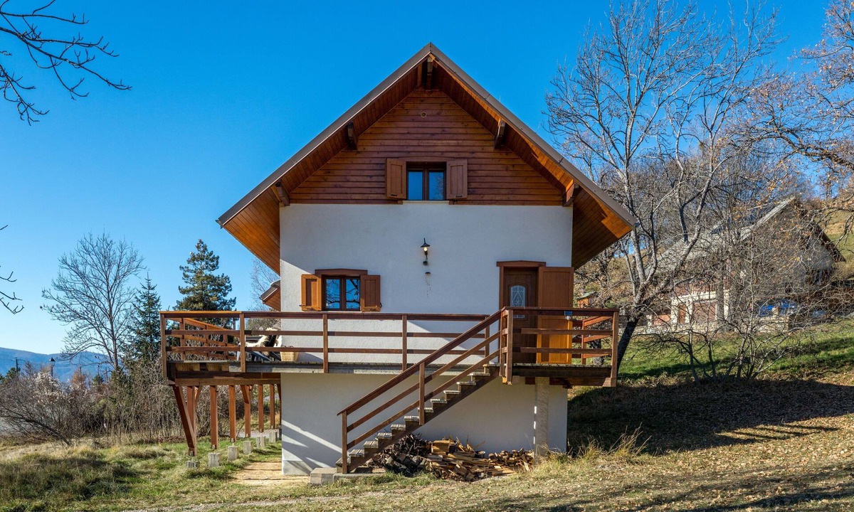 Saint-Apollinaire Ski Chalet | Chalet le Saint-Apo on the heights of Lac de Serre-Ponçon