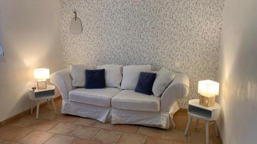 Chateau-Arnoux-Saint-Auban House | Chambre et salon 4 personnes, salle de bains et WC privés -sans cuisine- dans maison provençale chez l'habitant