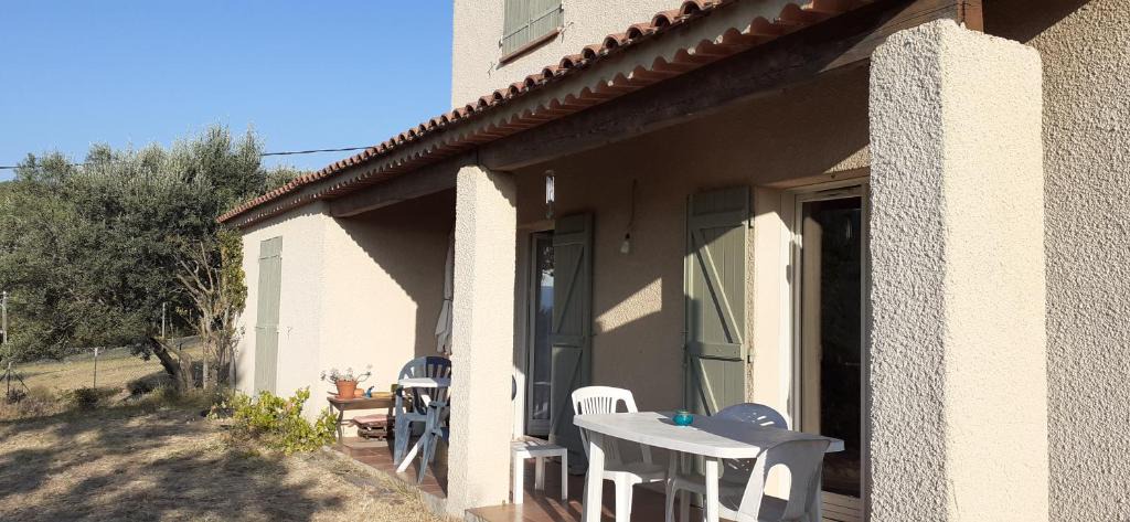 Salernes House | Chambre 13m2 avec salle de bains privative, campagne