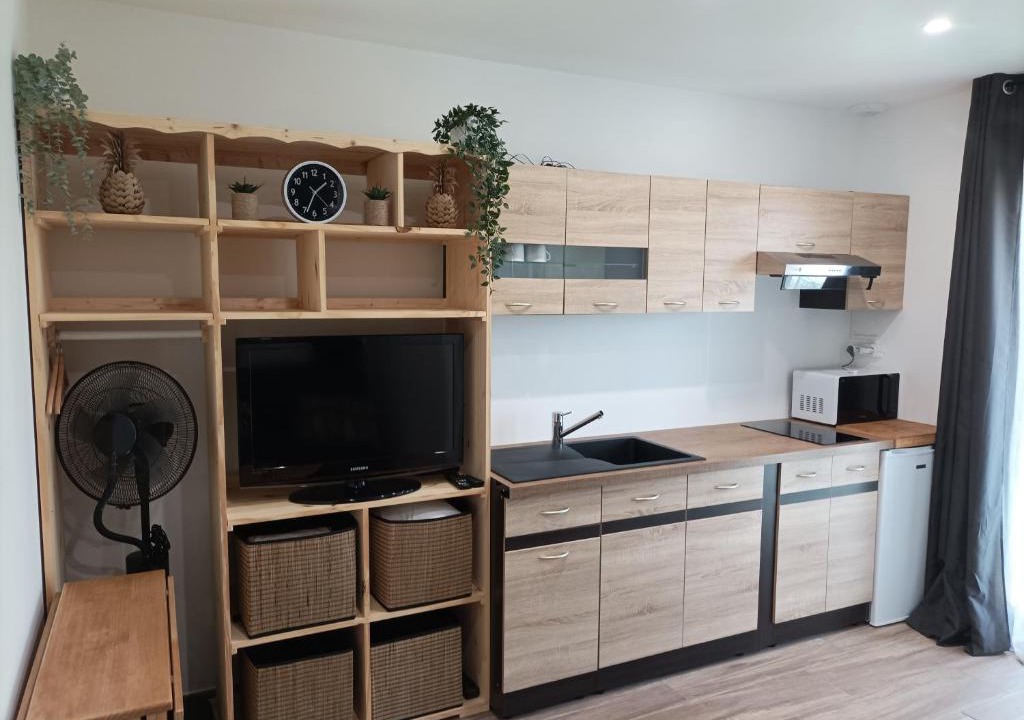 Villeneuve-les-Beziers Apartment | Chambre aménagé en studio