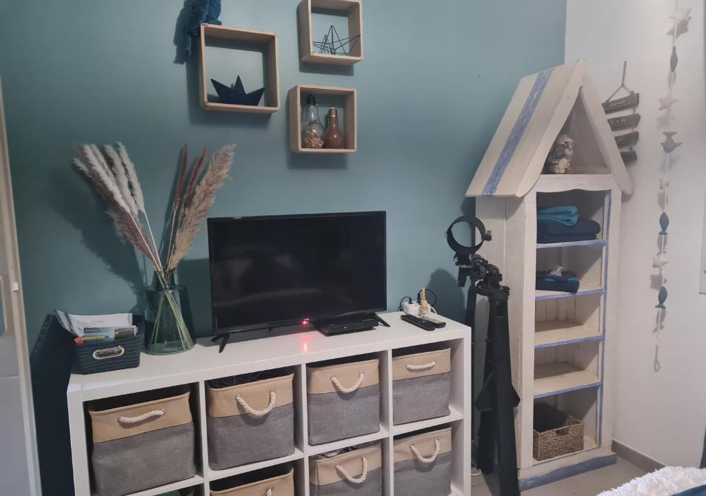 Gargas House | Chambre bleu avec piscine