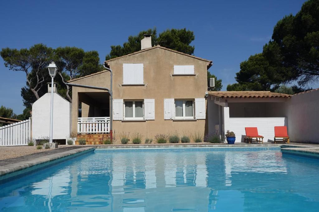 Cavaillon Bed & Breakfast | Chambre dans maison provençale avec piscine