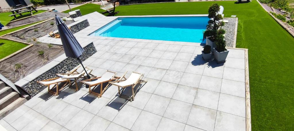 Prunieres Apartment | Chambre vue lac av piscine