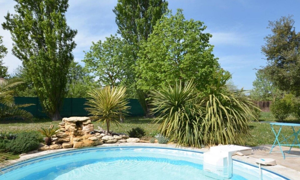 Saint-Saturnin-les-Avignon Villa | Charming villa with heated pool Avignon