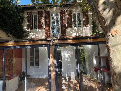 8th Arrondissement Bed & Breakfast | Charmante maison authentique et paisible entre mer et callanques