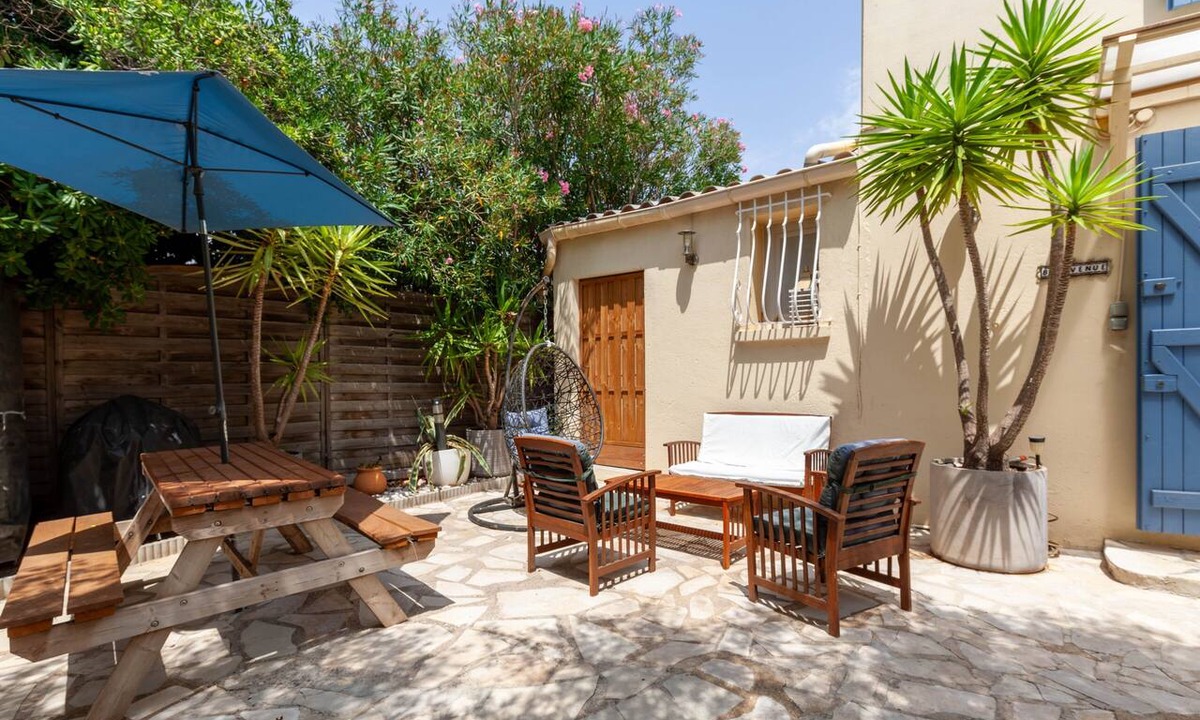 Vielle-Chapelle House | Charming 64 m² House with Large Pool and Palm Trees