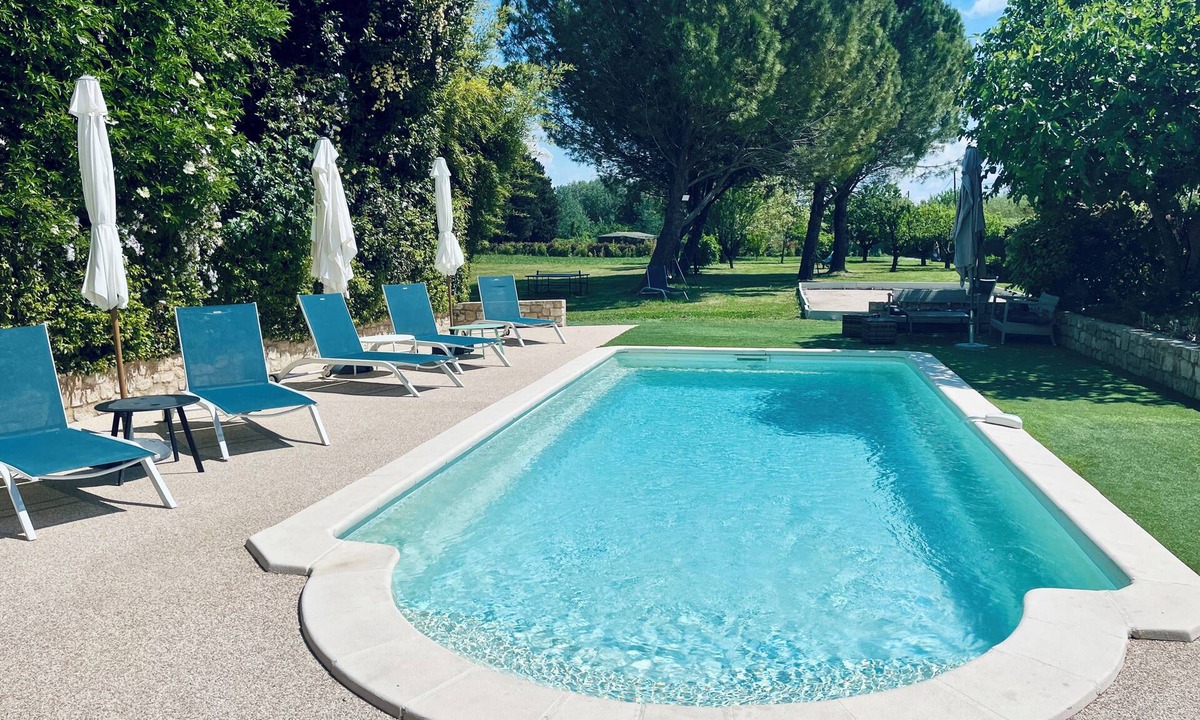Avignon House | CHARMING FARMHOUSE WITH WOODED GROUNDS AND SWIMMING POOL